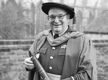 Sir Stuart Peach is pictured with his Honorary Doctorate from the ϹӰԺ. 