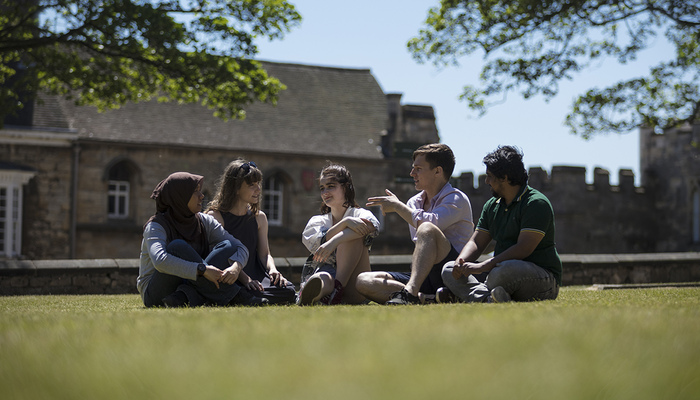 Students sitting in the sun at ϹӰԺ Cathedral